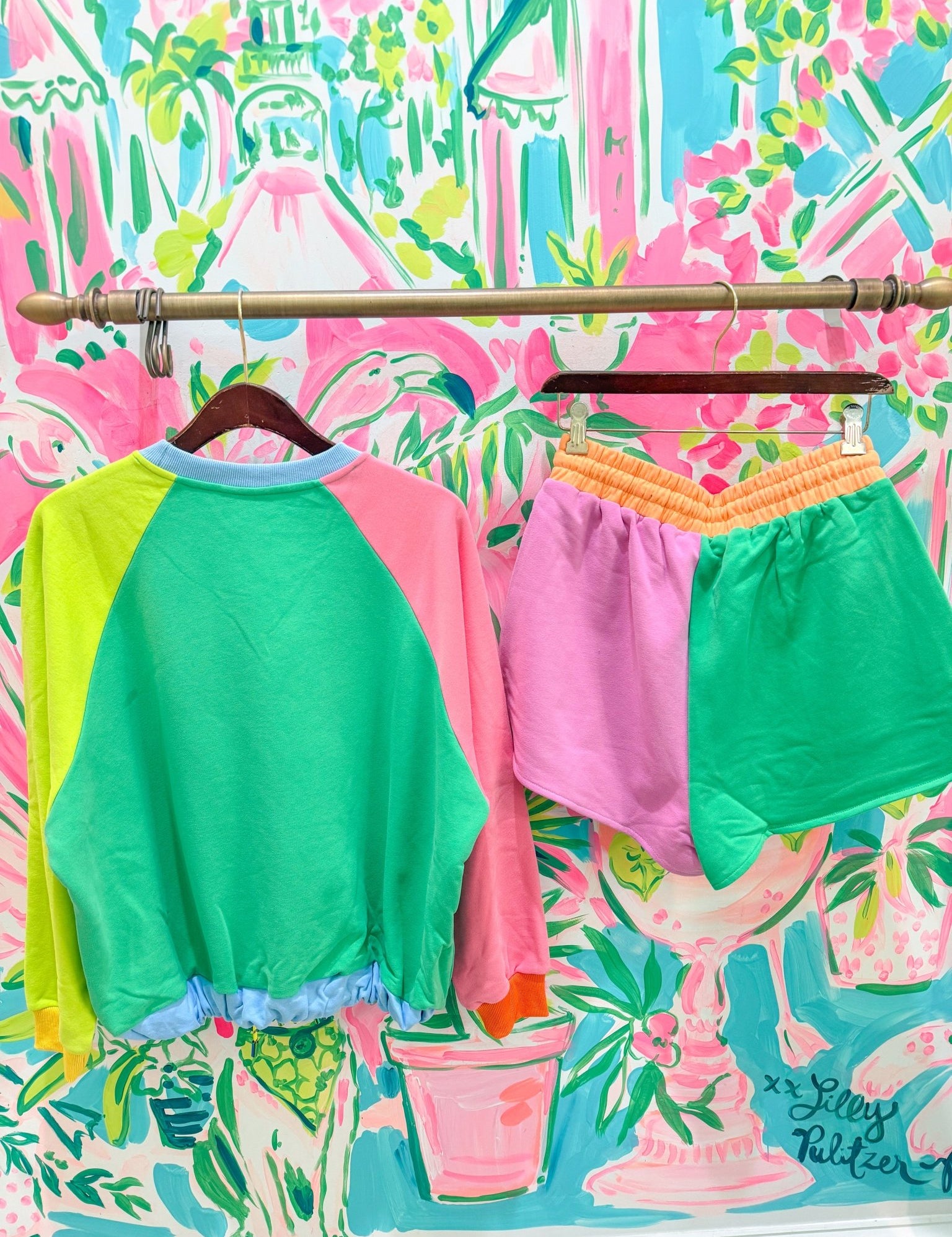 Colorblock QOS Logo Tie ShortQueen of SparklesThe Printed Peach Savannah