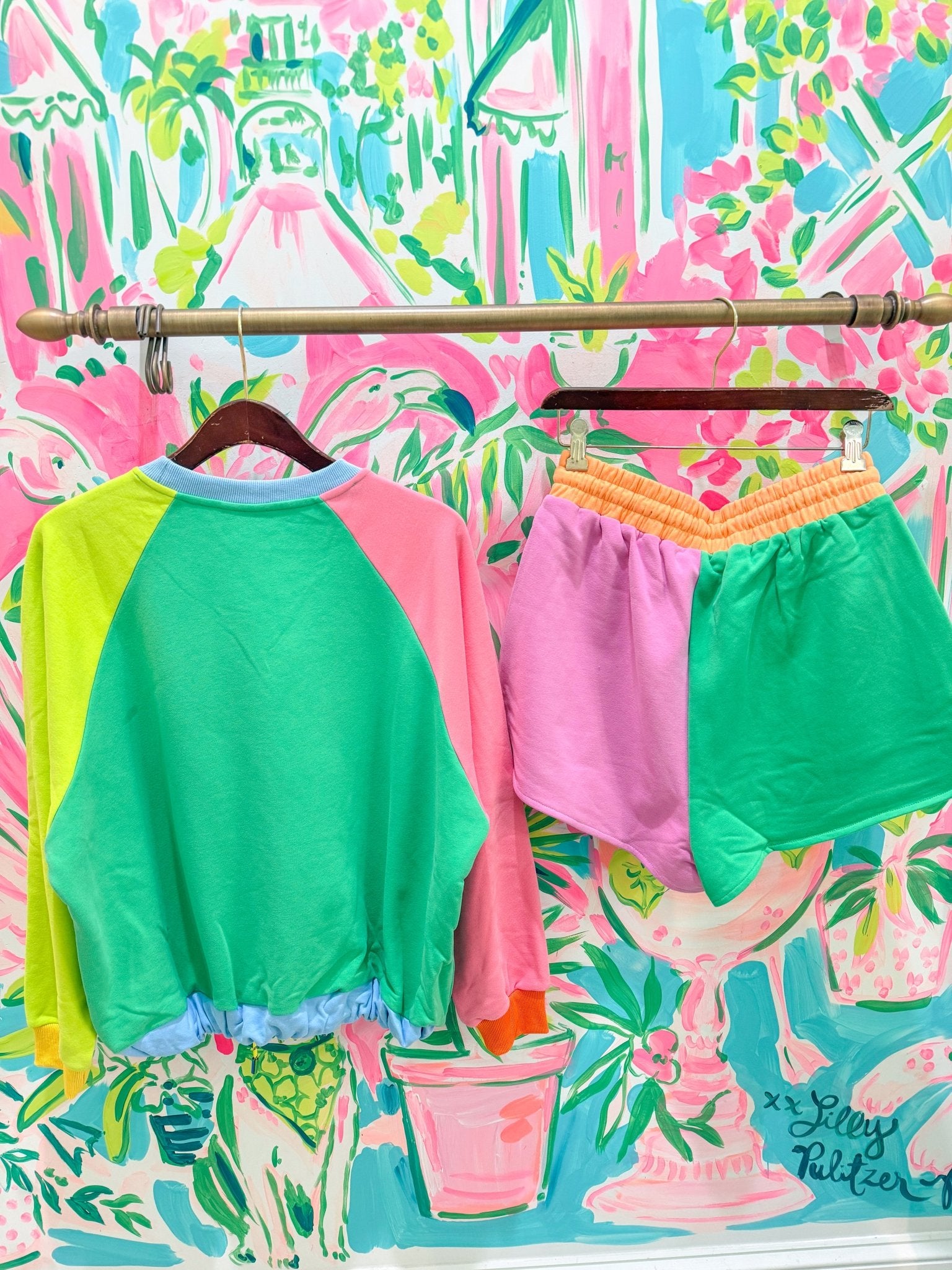 Colorblock QOS Logo Tie ShortQueen of SparklesThe Printed Peach Savannah